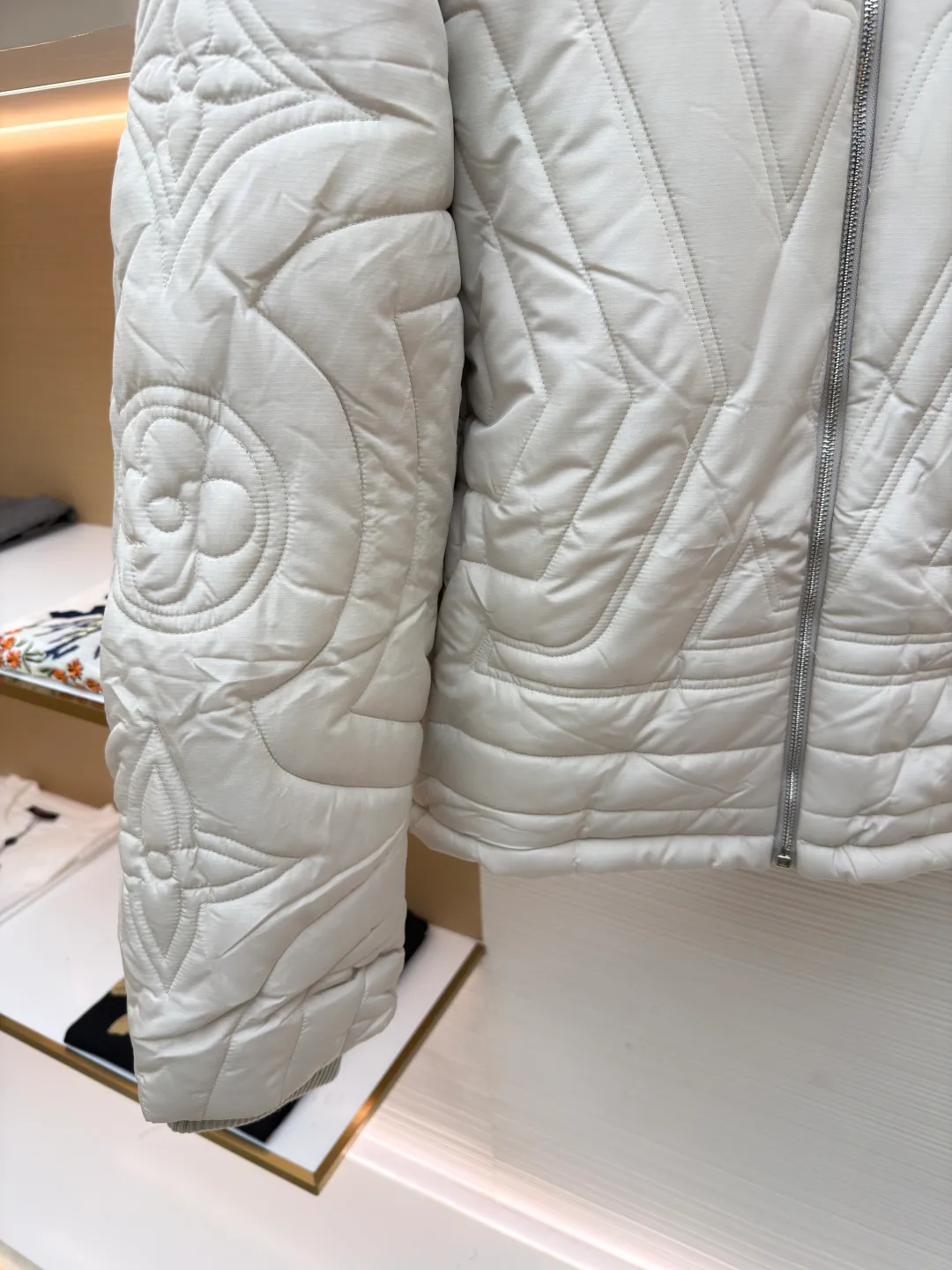 LOUIS VUITTON stand collar cotton jacket ●Original version: purchased and developed by 27775 ●Item number: 1681222-D15 ●Fabric: down fabric ●Technology: embroidery production ●Color: white ●Version: fitted version ●Weight: about 995 grams ●Size: S-M-L-XL ●Description: This diamond-shaped pattern is designed with gusseted cotton. It feels very comfortable. It is not only warm but also classy. The button-type opening and closing can highlight your temperament. The upper body is fashionable and versatile, suitable for various daily wear. It is one of the must-have items in winter. The overall wiring is straight and delicate, the fabric is comfortable and soft, and the color is consistent without color difference. It can be matched with the same style to create a fashionable look and control various occasions. Customized accessories, complete with three standards, same style for men and women!